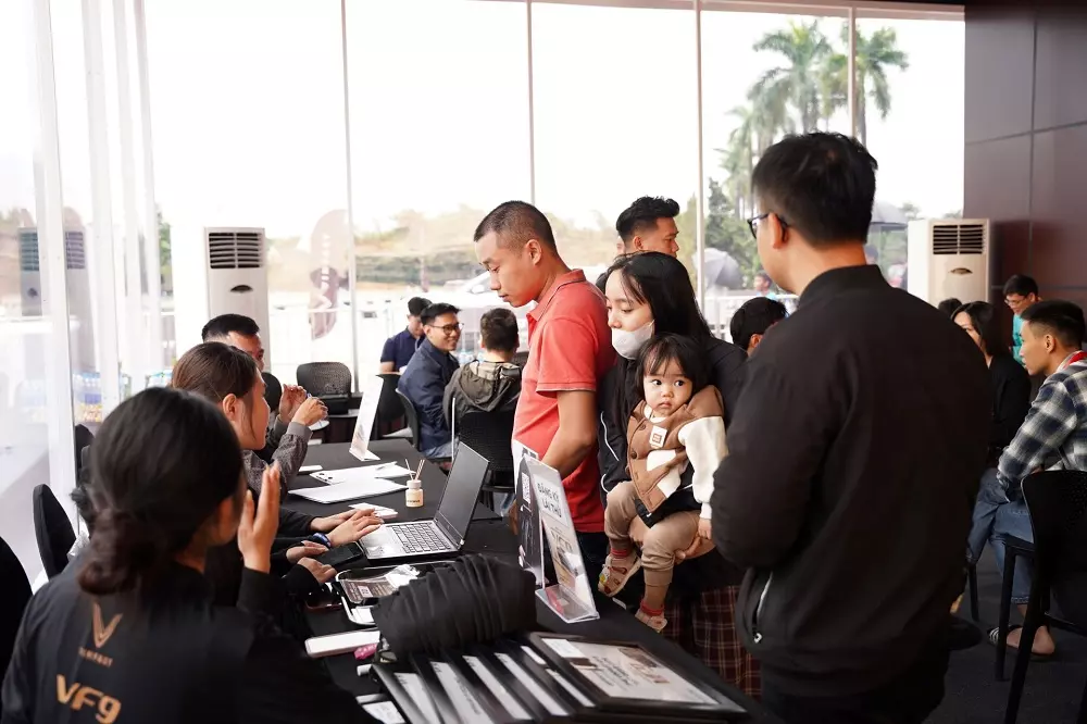 Dù cuối tuần trời đổ mưa nhưng nhiều người dân Hà Nội và các khu vực lân cận vẫn tranh thủ cơ hội trải nghiệm VinFast VF 9.