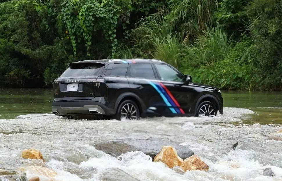 Jaecoo J7 AWD Individual hiện là mẫu SUV cỡ C dẫn động 4 bánh rẻ nhất tại Việt Nam. Jaecoo J7 AWD Individual hiện là mẫu SUV cỡ C dẫn động 4 bánh rẻ nhất tại Việt Nam.