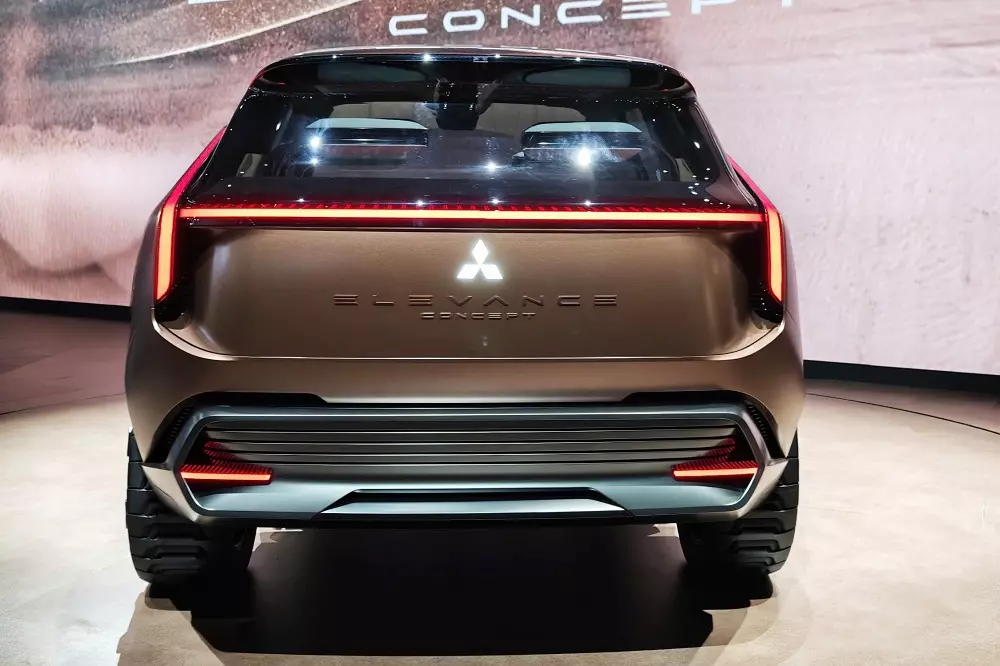 Mitsubishi Elevance Concept được trang bị hệ truyền động PHEV với 4 mô-tơ điện Mitsubishi Elevance Concept được trang bị hệ truyền động PHEV với 4 mô-tơ điện