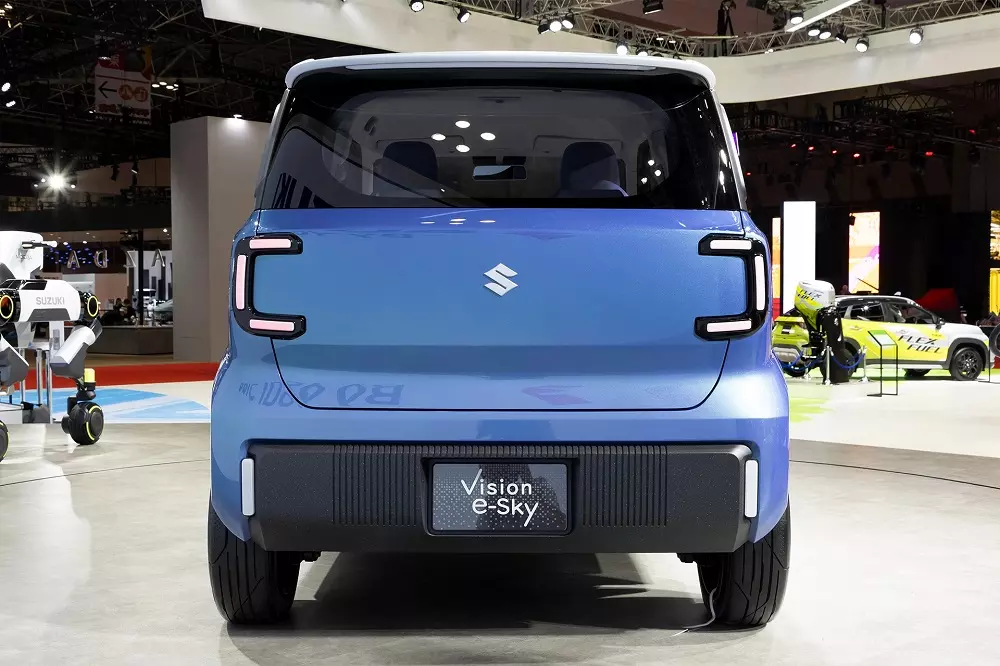 Suzuki Vision e-Sky nhìn từ phía sau Suzuki Vision e-Sky nhìn từ phía sau