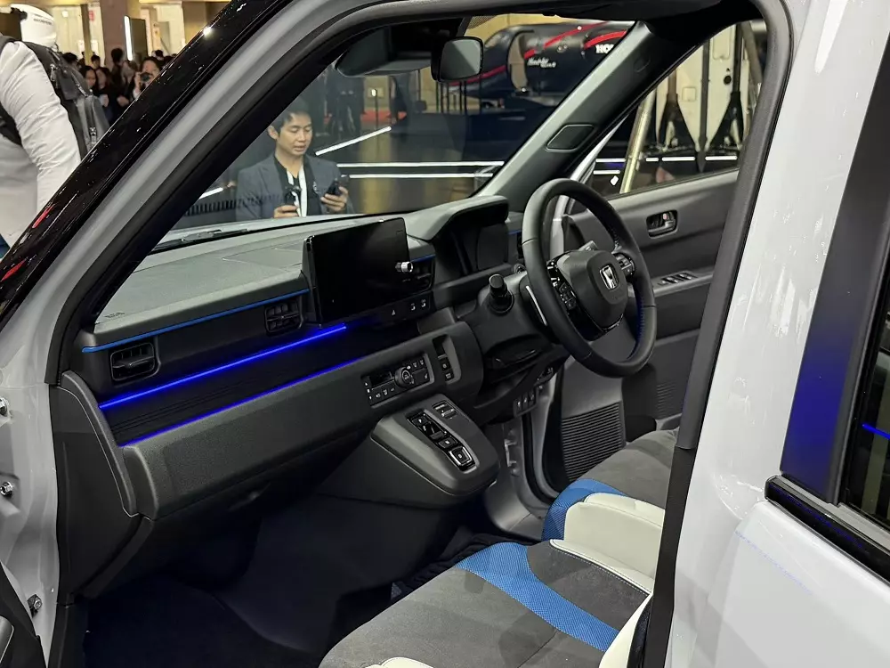 Honda Super-One sở hữu đèn viền nội thất màu xanh Honda Super-One sở hữu đèn viền nội thất màu xanh