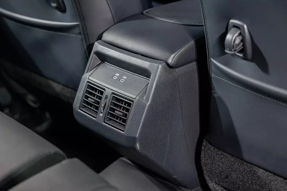 Cửa gió điều hòa dành cho hàng ghế sau của Toyota Hilux 2026