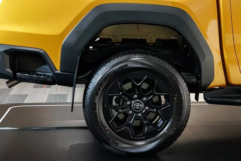 Vành sơn đen khóe khoắn của Toyota Hilux 2026