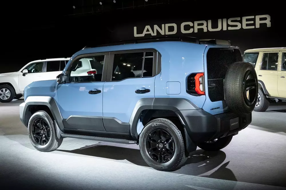 Toyota Land Cruiser FJ nhìn từ phía sau