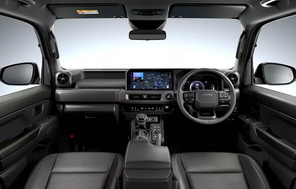 Khoang lái của Toyota Land Cruiser FJ 