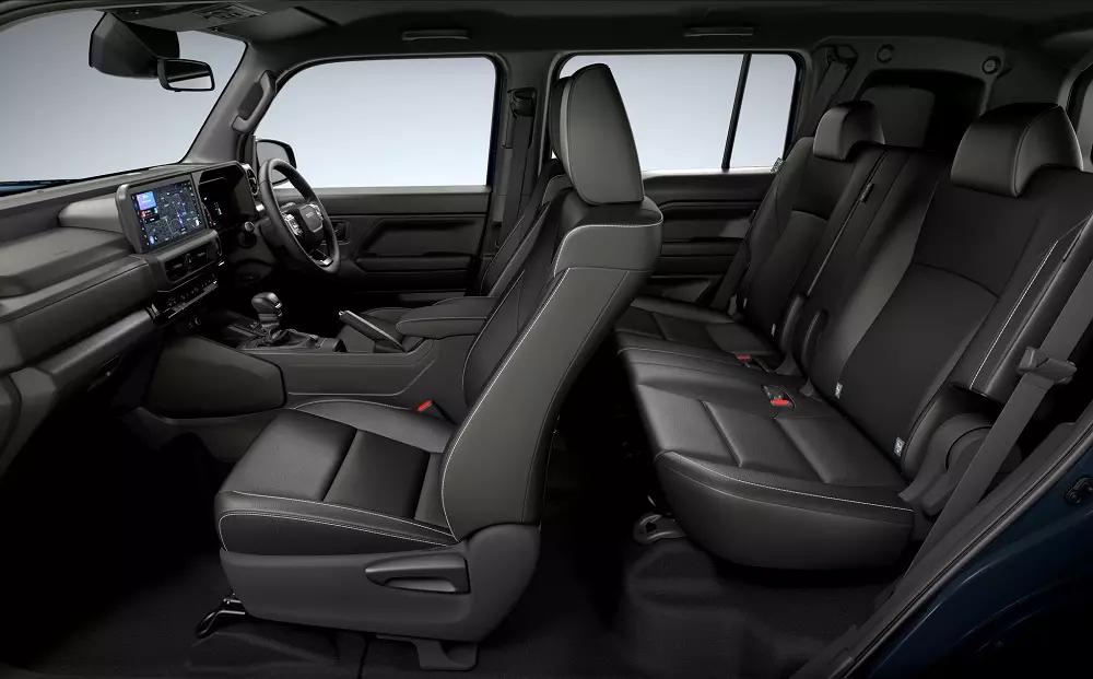 Toyota Land Cruiser FJ được trang bị nội thất 5 chỗ