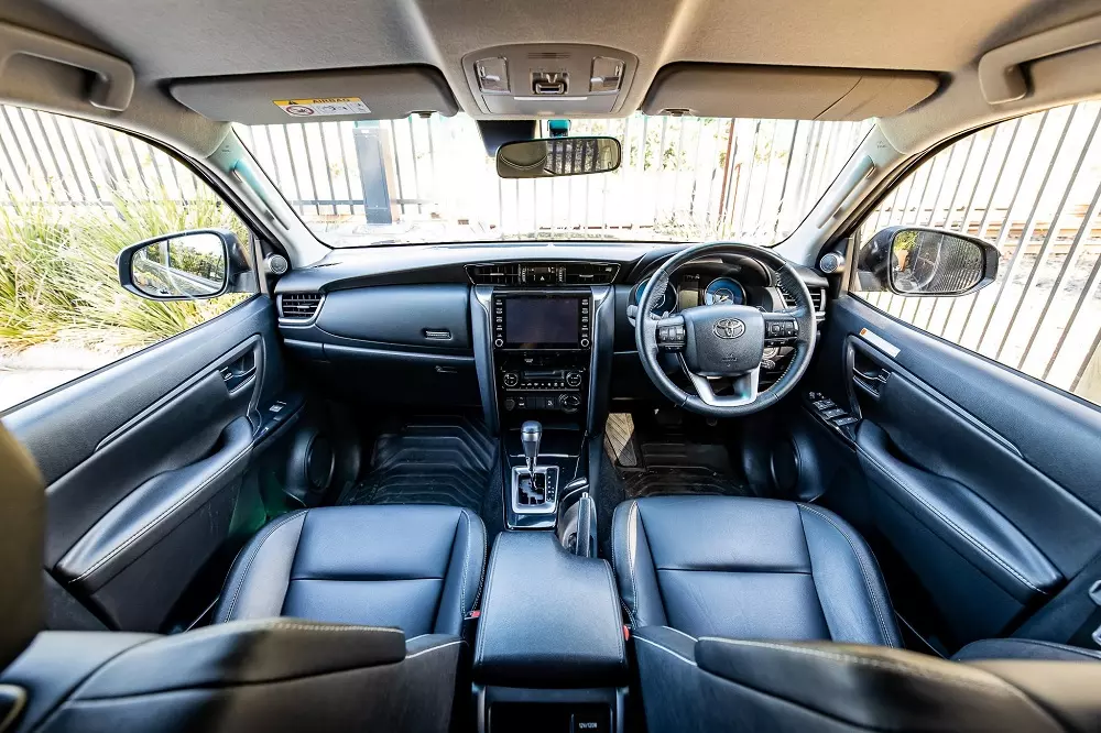 Toyota Fortuner bán kém hơn cả Land Cruiser Prado dù rẻ hơn