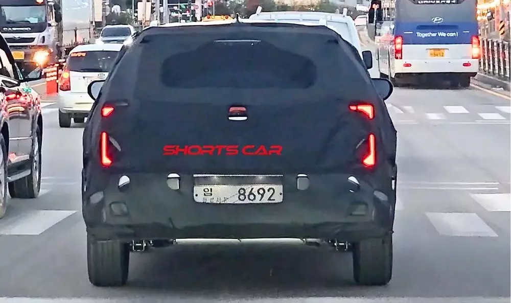 Kia Seltos 2026 được trang bị đèn hậu nằm dọc, tạo sự tương đồng với cụm đèn trước Kia Seltos 2026 được trang bị đèn hậu nằm dọc, tạo sự tương đồng với cụm đèn trước