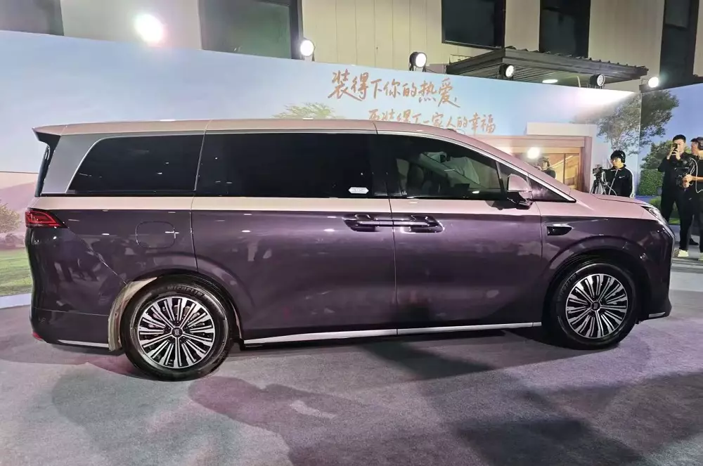 BYD M9 2026 màu tím-vàng ánh kim mới BYD M9 2026 màu tím-vàng ánh kim mới