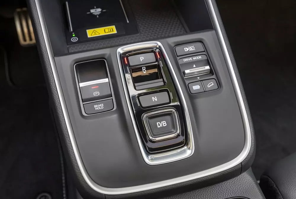 Honda CR-V e:HEV 2026 tại Việt Nam chuyển sang dùng các phím bấm chuyển số thay cho cần số truyền thống