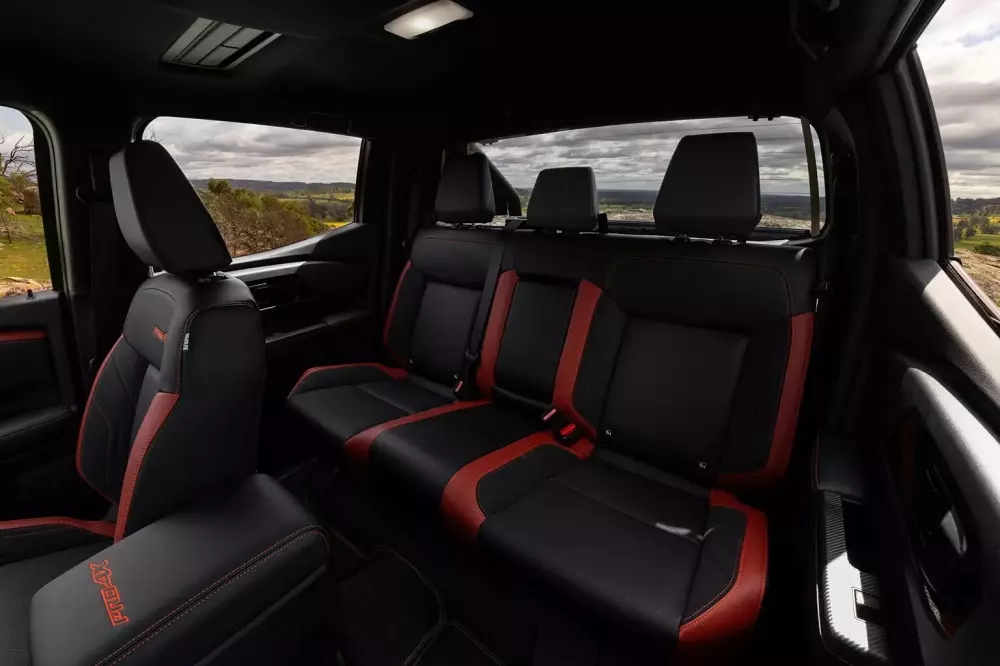 Hàng ghế sau của Nissan Navara 2026 có khoảng duỗi chân rộng rãi hơn