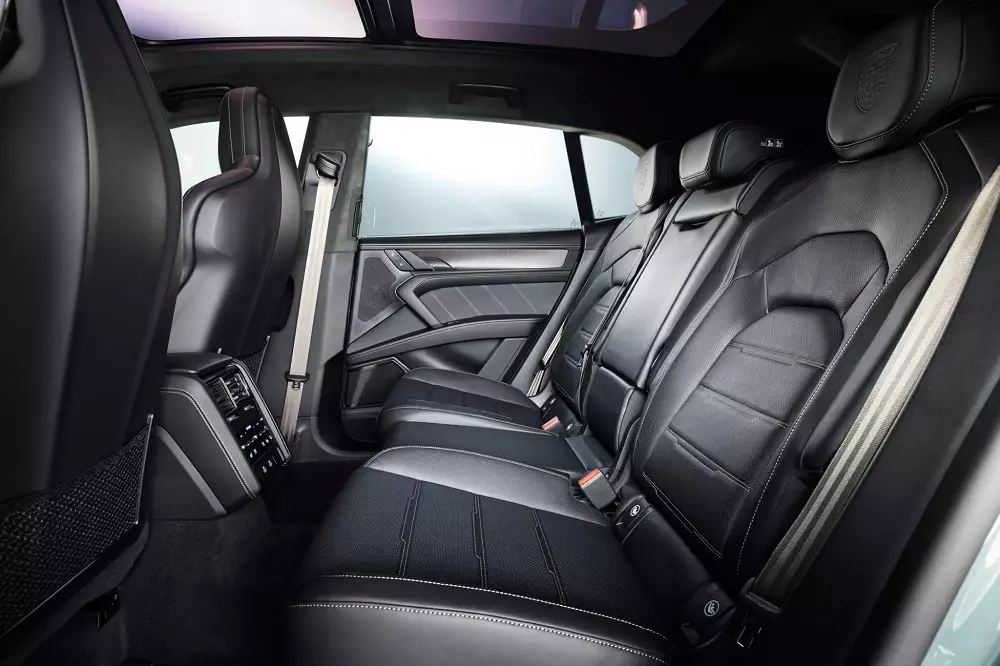 Hàng ghế sau khá rộng rãi của Porsche Cayenne Electric Hàng ghế sau khá rộng rãi của Porsche Cayenne Electric