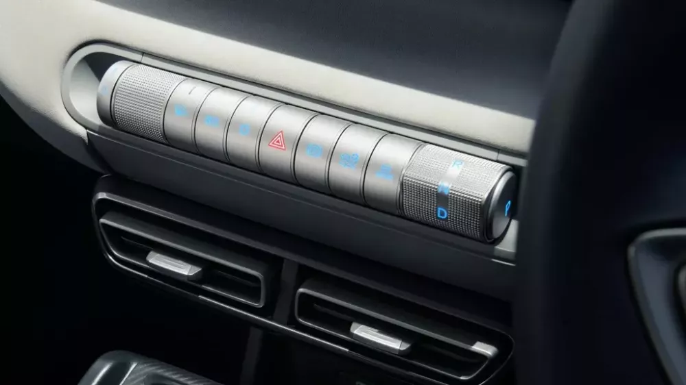 Các phím chỉnh điều hòa và núm vặn chuyển số của BYD Atto 1