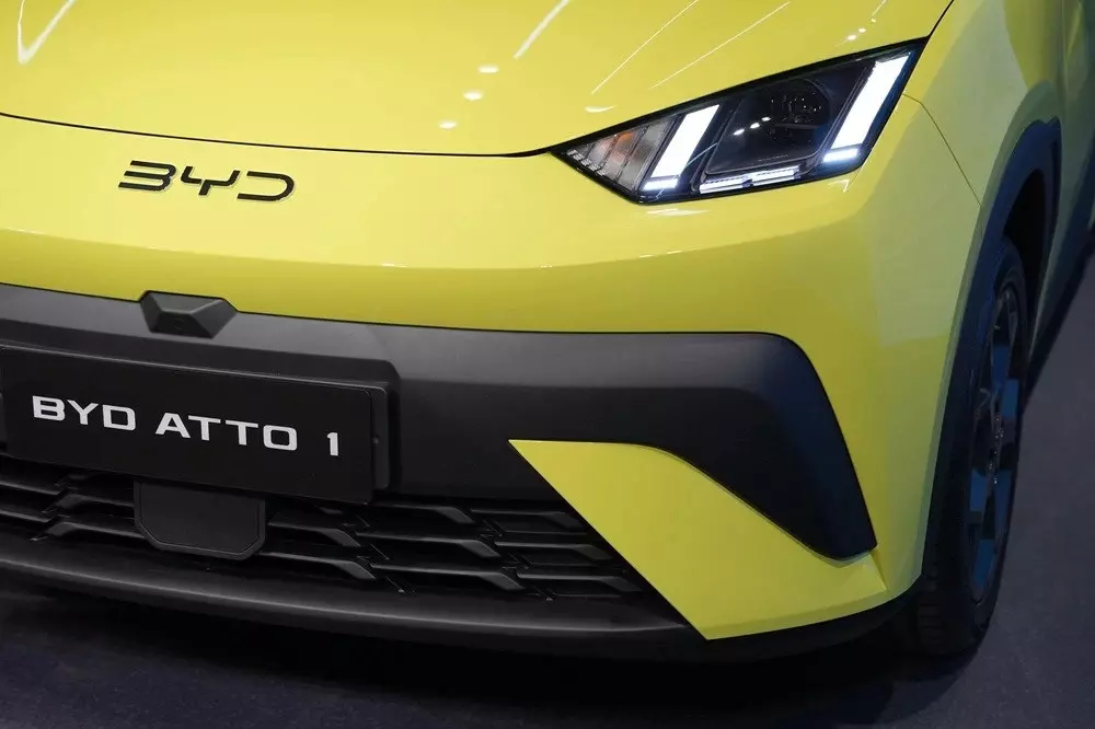 Đèn pha của BYD Atto 1 nằm giữa 2 dải đèn LED định vị ban ngày