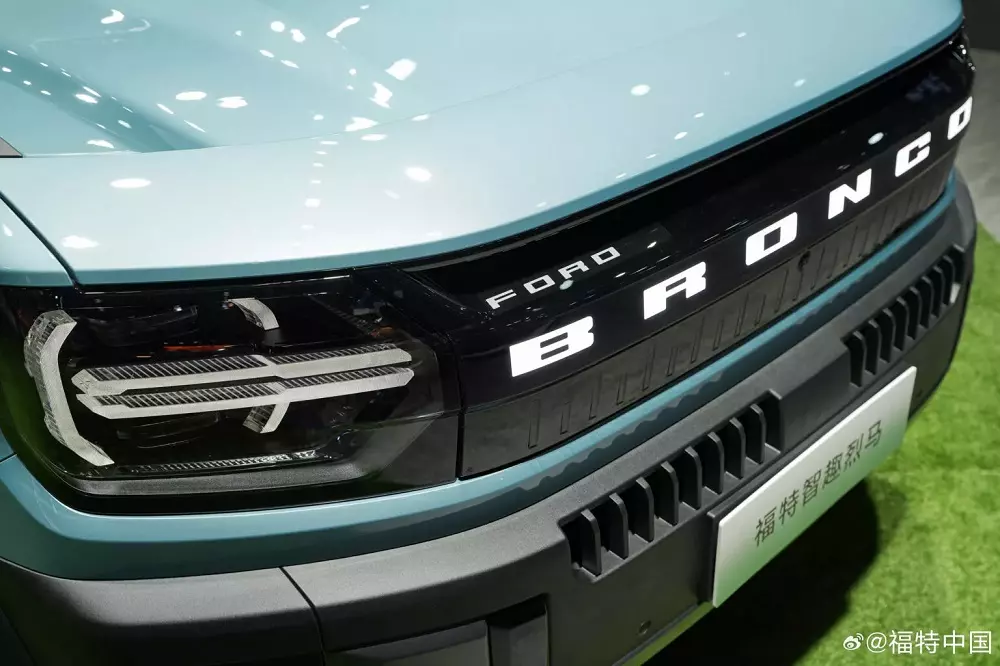 Ford Bronco Basecamp sở hữu logo phát sáng phía trước