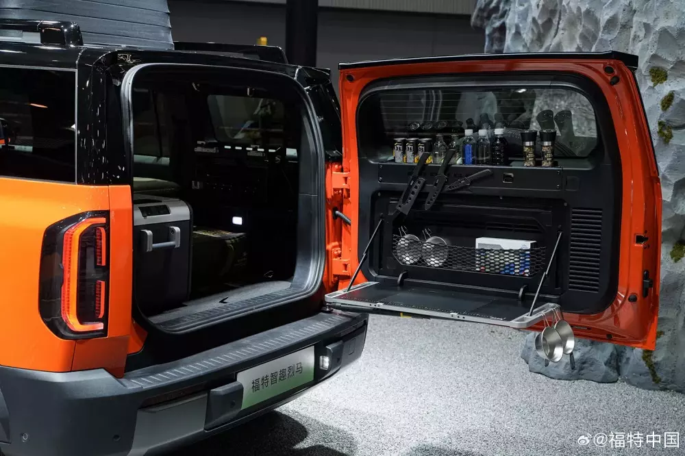 Cửa cốp sau của Ford Bronco Basecamp mở sang ngang