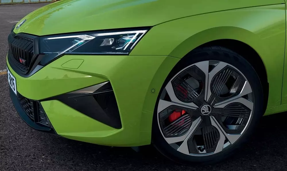 Vành 19 inch đi kèm cùm phanh màu đỏ của Skoda Octavia RS