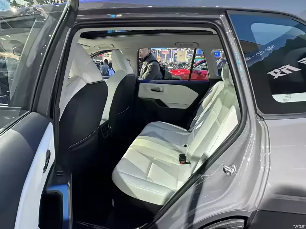 Hàng ghế sau của Toyota RAV4 2026 Hàng ghế sau của Toyota RAV4 2026