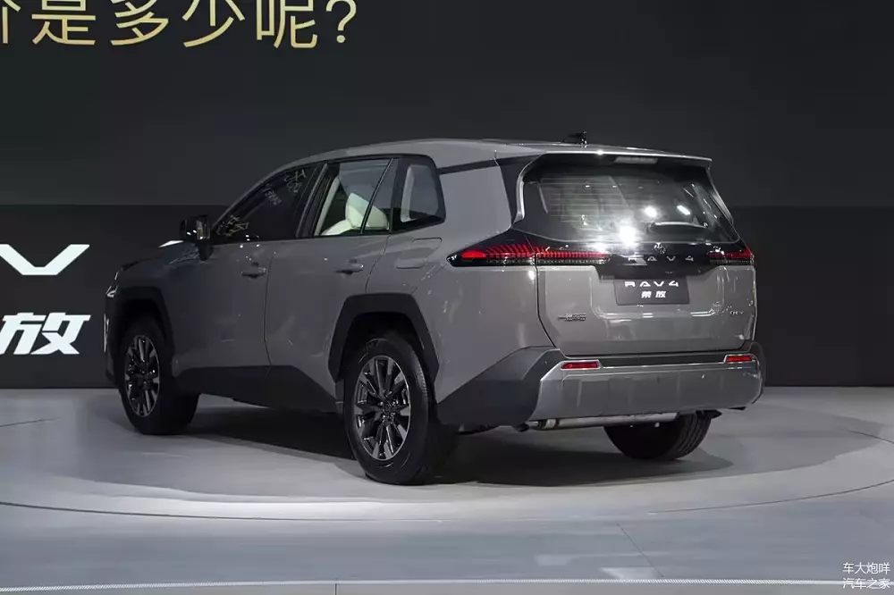 Toyota RAV4 2026 nhìn từ phía sau Toyota RAV4 2026 nhìn từ phía sau