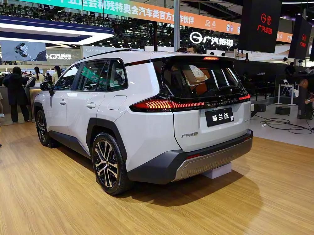 Toyota Wildlander 2026 nhìn từ phía sau Toyota Wildlander 2026 nhìn từ phía sau