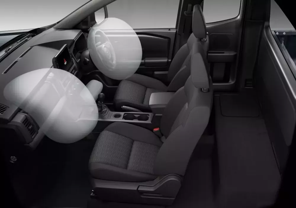 Mitsubishi Triton Street 2026 có 2 túi khí trước