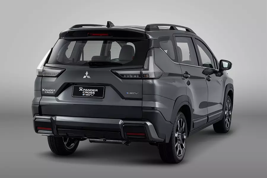 Mitsubishi Xpander Cross HEV 2026 bị loại bỏ màu bạc Blade Silver Metallic