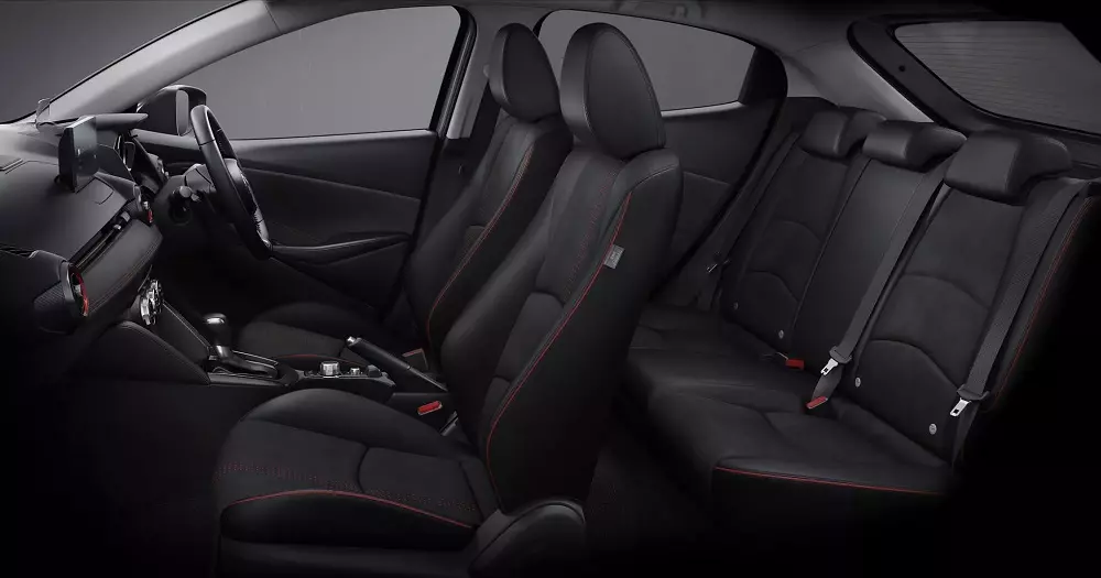 Phiên bản tiêu chuẩn của Mazda2 2026 có thêm ghế sau gập 60:40