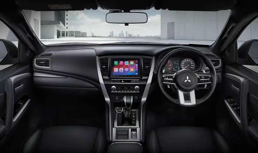 Mitsubishi Pajero Sport GT cũng dùng màn hình thông tin giải trí 8 inch như các bản cao hơn