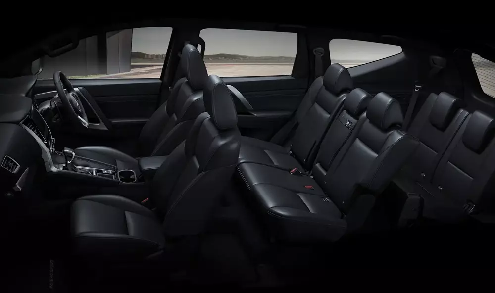 Nội thất màu đen tuyền của Mitsubishi Pajero Sport GT