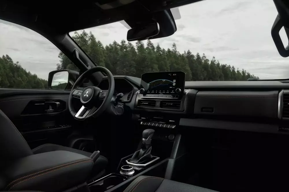 Khoang lái của Mitsubishi Triton Savana 2026 