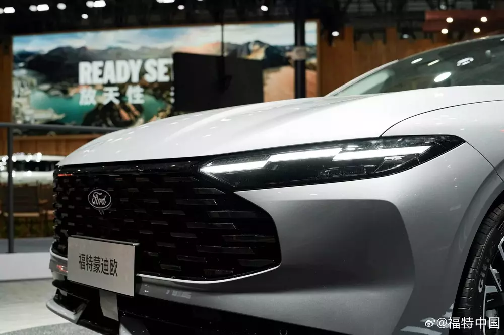 Cận cảnh cụm đèn pha mới của Ford Mondeo 2026