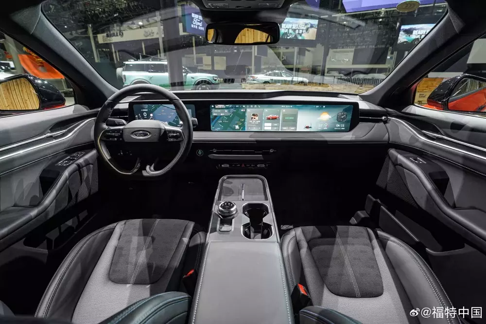 Khoang lái của Ford Mondeo 2026 