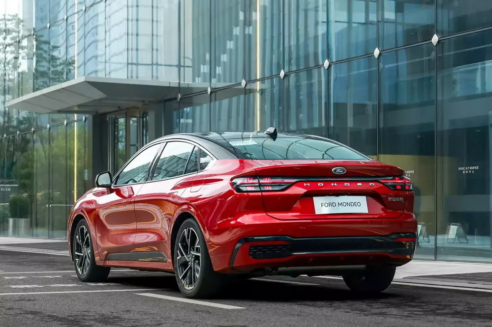 Ford Mondeo 2026 nhìn từ phía sau