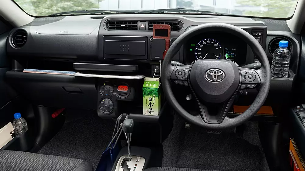 Toyota Probox 2026 không có màn hình cảm ứng trung tâm