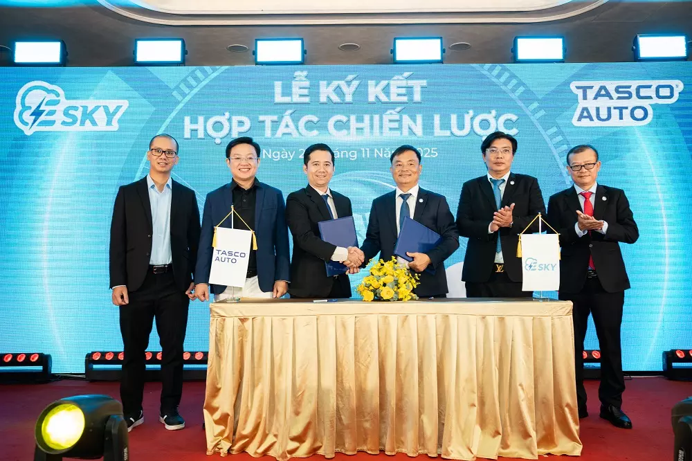 Đại diện Tasco Auto và Esky ký kết hợp tác chiến lược phát triển hệ thống trạm sạc nhanh cho xe điện tại Việt Nam