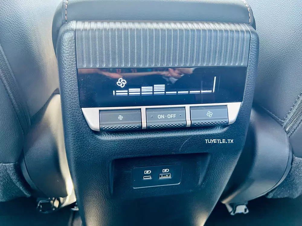 Các nút chỉnh điều hòa dành cho hàng ghế sau của Mitsubishi Destinator 