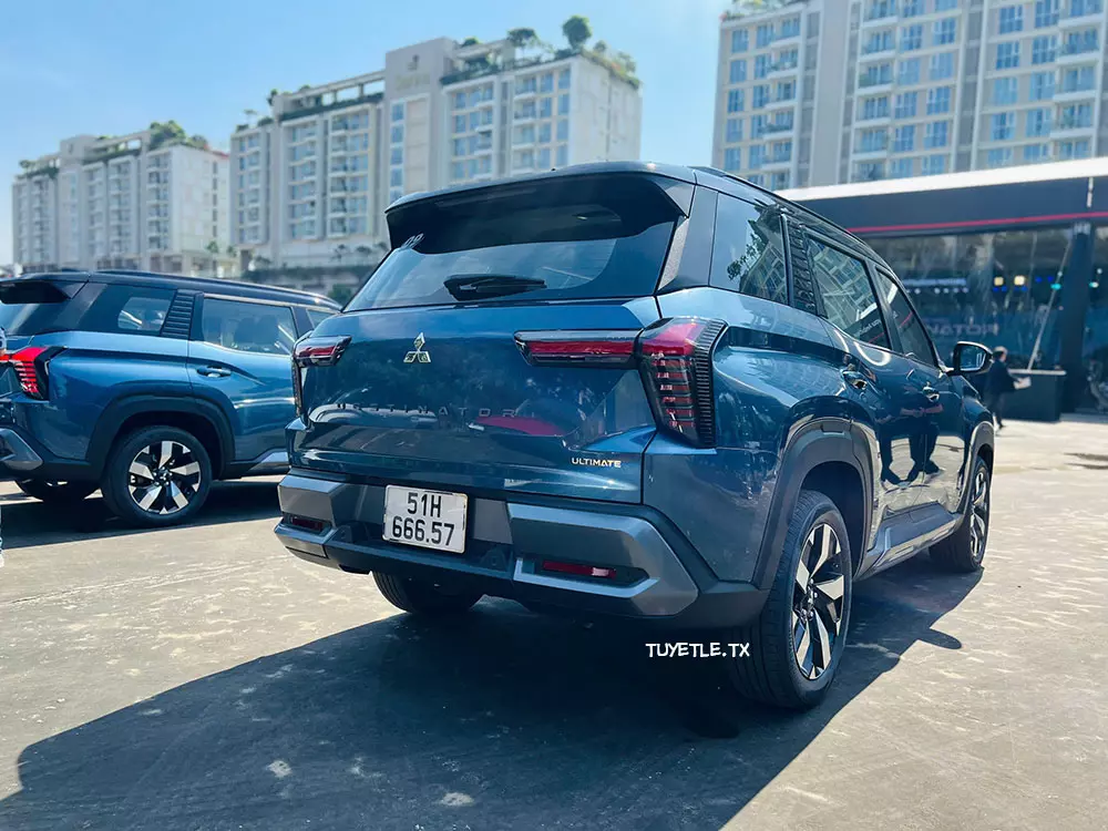 Mitsubishi Destinator nhìn từ đằng sau
