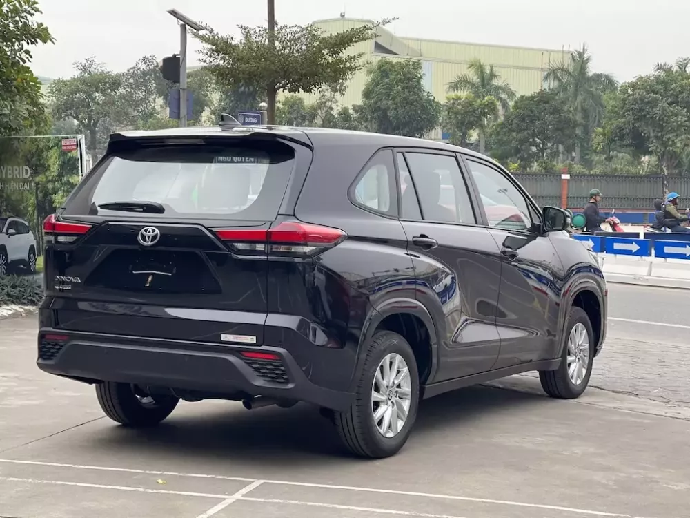 Toyota Innova Cross 2.0G dùng đèn hậu LED toàn phần Toyota Innova Cross 2.0G dùng đèn hậu LED toàn phần