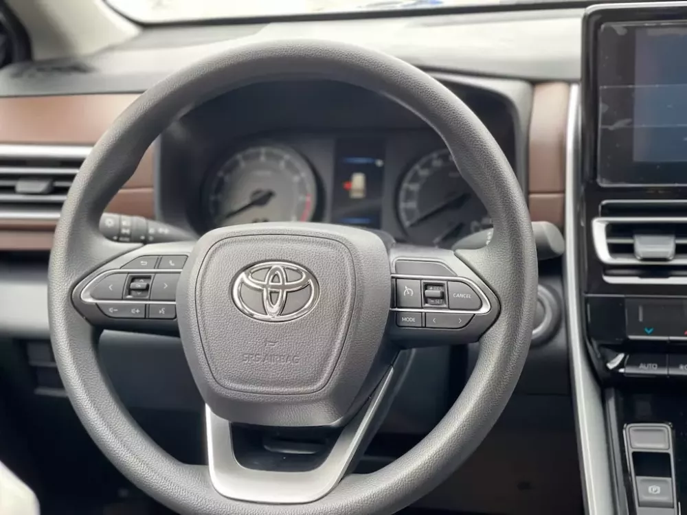 Cận cảnh vô lăng của Toyota Innova Cross 2.0G Cận cảnh vô lăng của Toyota Innova Cross 2.0G