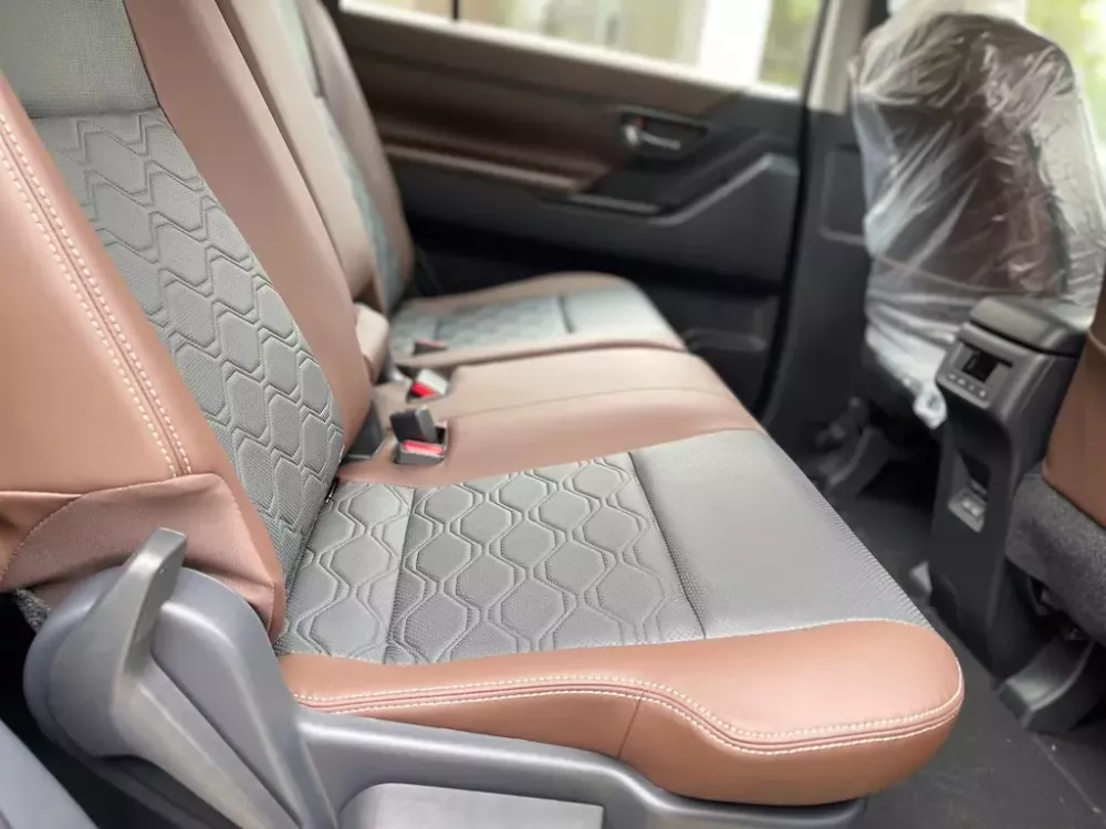 Toyota Innova Cross 2.0G vẫn sở hữu ghế bọc da phối 2 tông màu Toyota Innova Cross 2.0G vẫn sở hữu ghế bọc da phối 2 tông màu