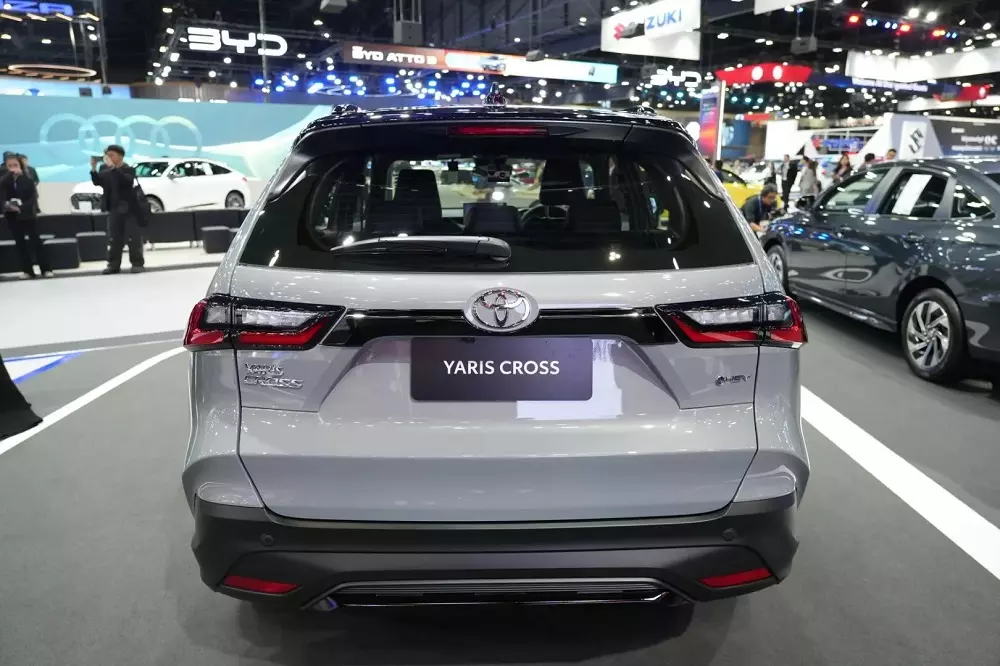 Toyota Yaris Cross Nightshade màu xám xi măng phối nóc đen