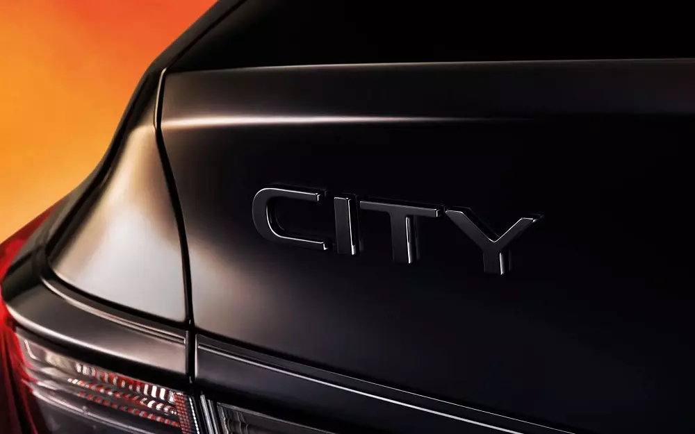 Honda City The Black Outshine sở hữu nhiều chi tiết màu tối như dòng chữ City trên nắp cốp sau