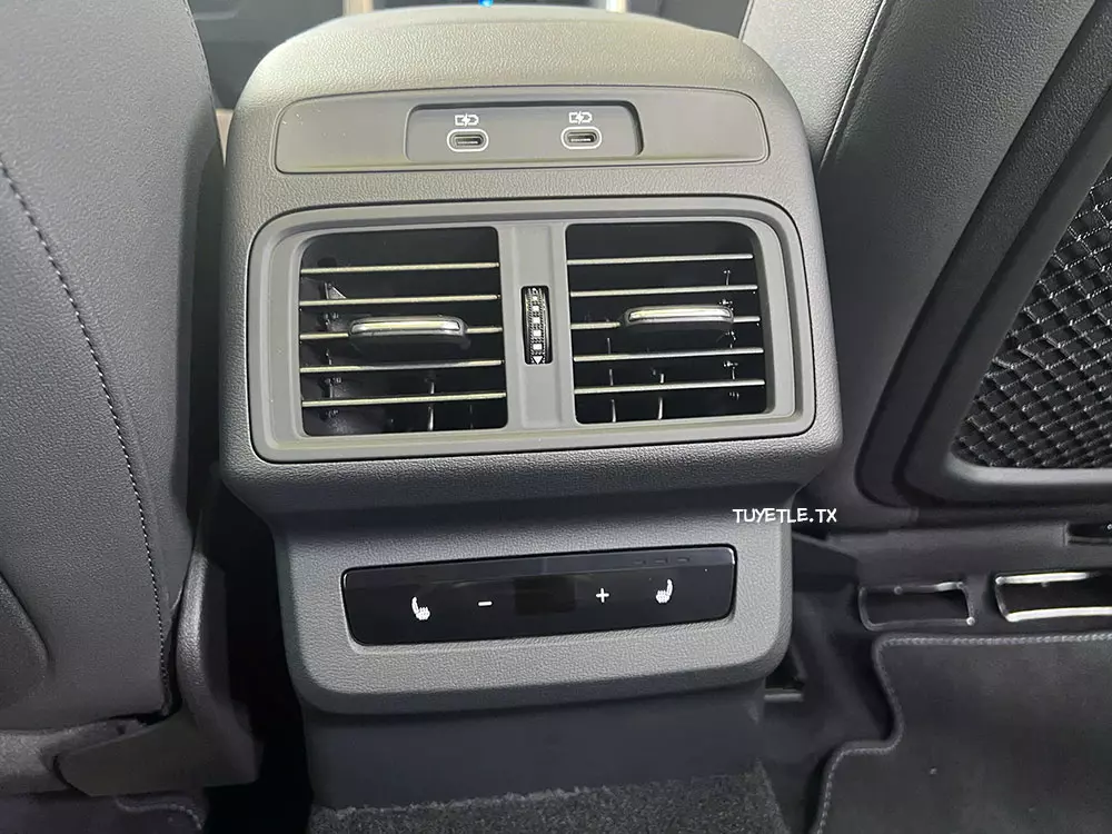 2 cổng USB và cửa gió điều hòa dành cho hàng ghế sau của Audi Q5 2026