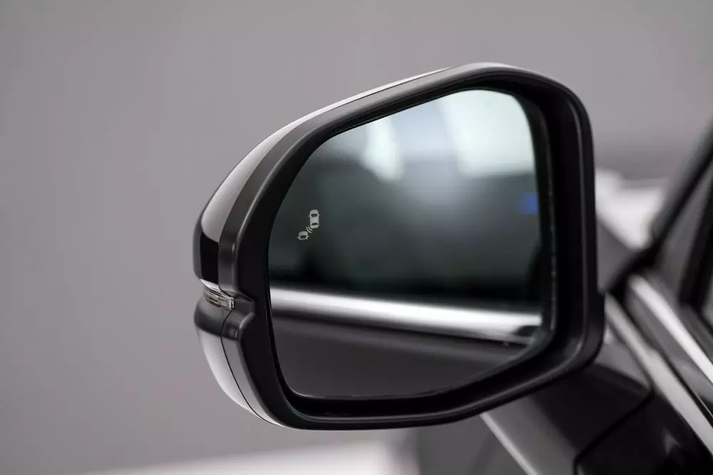 Honda CR-V e:HEV 2026 được trang bị hệ thống cảnh báo điểm mù thay cho camera cập lề