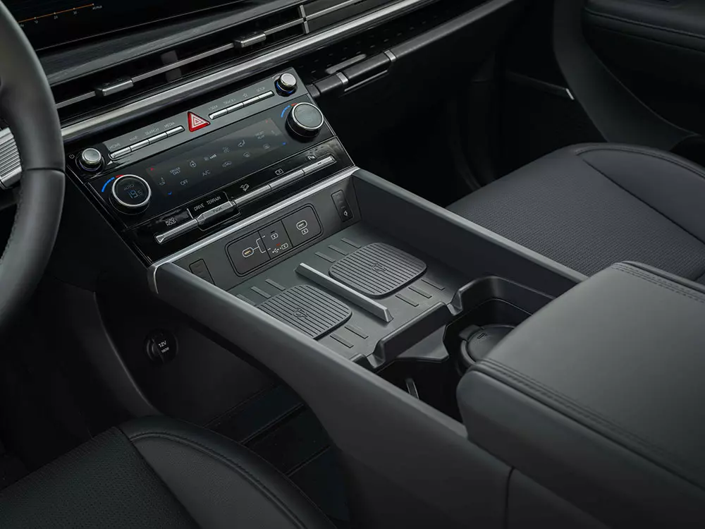 Hyundai Santa Fe Hybrid 2026 có 2 sạc không dây