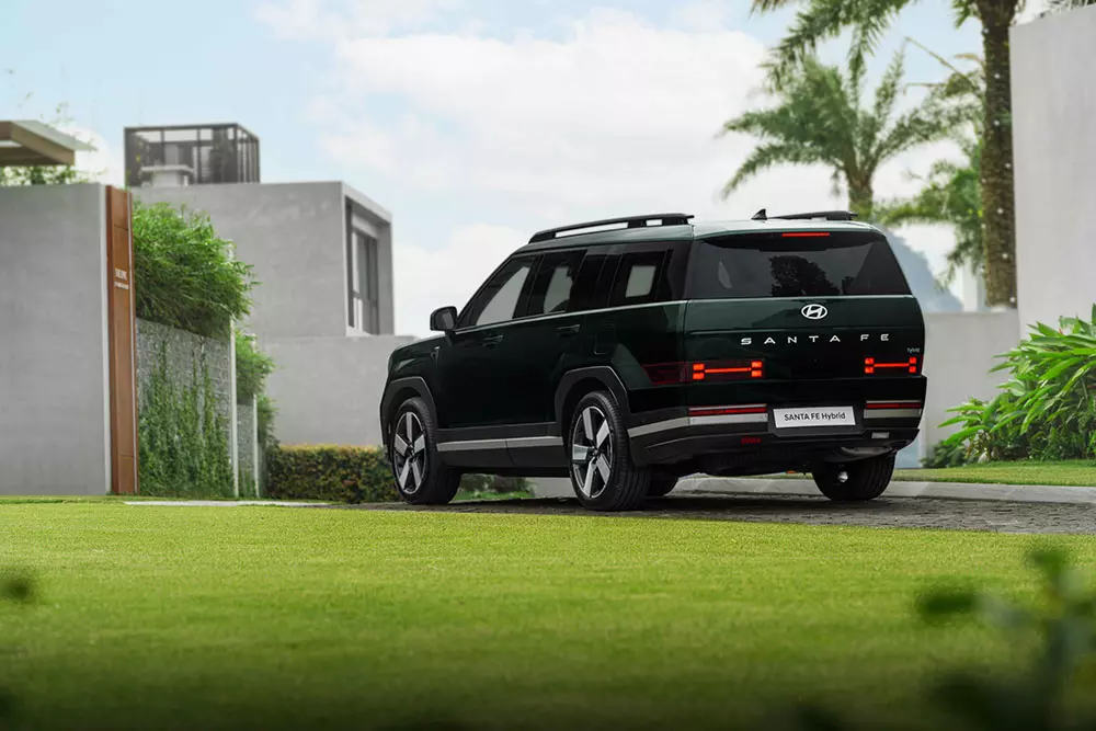 Hyundai Santa Fe Hybrid 2026 nhìn từ phía sau