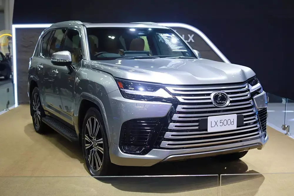 Phiên bản máy dầu của chuyên cơ mặt đất Lexus LX đặt chân đến Đông Nam Á với giá chát