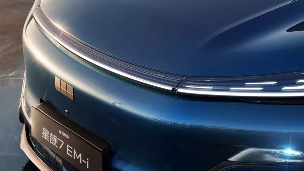 Dải đèn LED định vị ban ngày của Geely EX5 PHEV 2026 nằm vắt ngang đầu xe Dải đèn LED định vị ban ngày của Geely EX5 PHEV 2026 nằm vắt ngang đầu xe