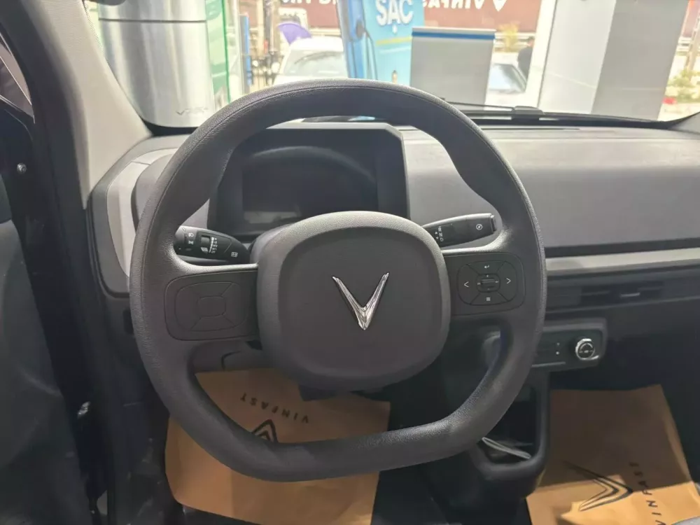 Vô lăng và màn hình nhỏ đóng vai trò bảng đồng hồ và phục vụ hệ thống thông tin giải trí của VinFast Minio Green 