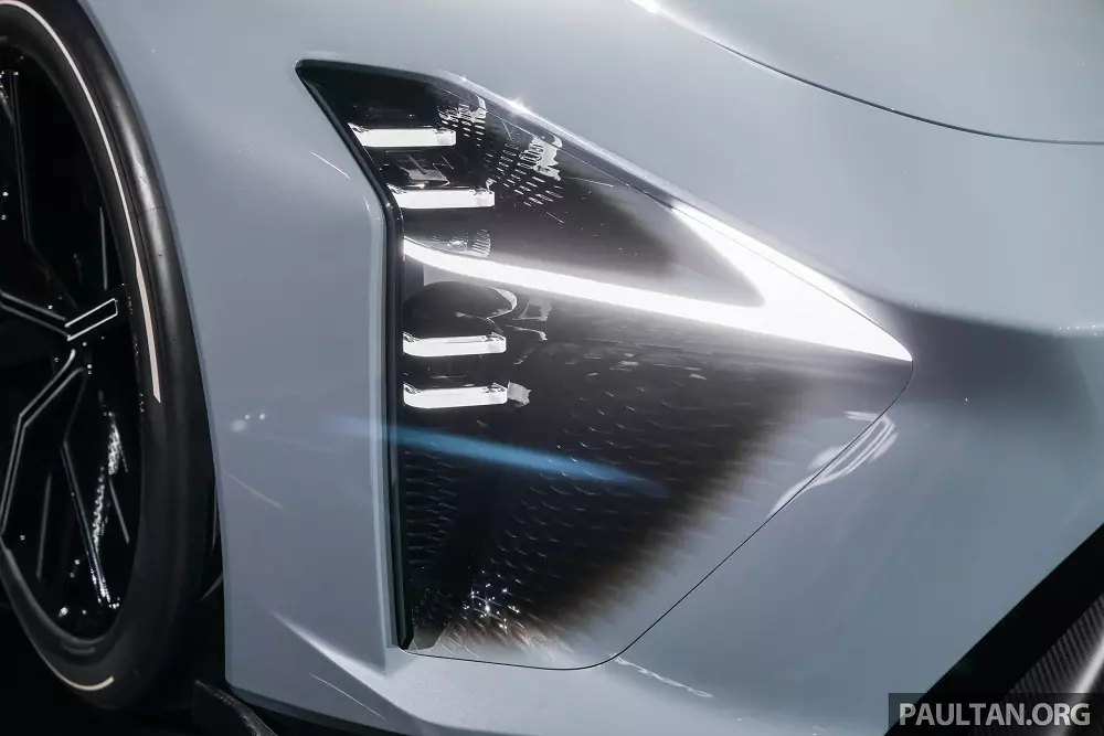 Đèn pha cỡ lớn của Lexus LFA Concept với dải đèn LED định vị ban ngày hình chữ L đặc trưng Đèn pha cỡ lớn của Lexus LFA Concept với dải đèn LED định vị ban ngày hình chữ L đặc trưng